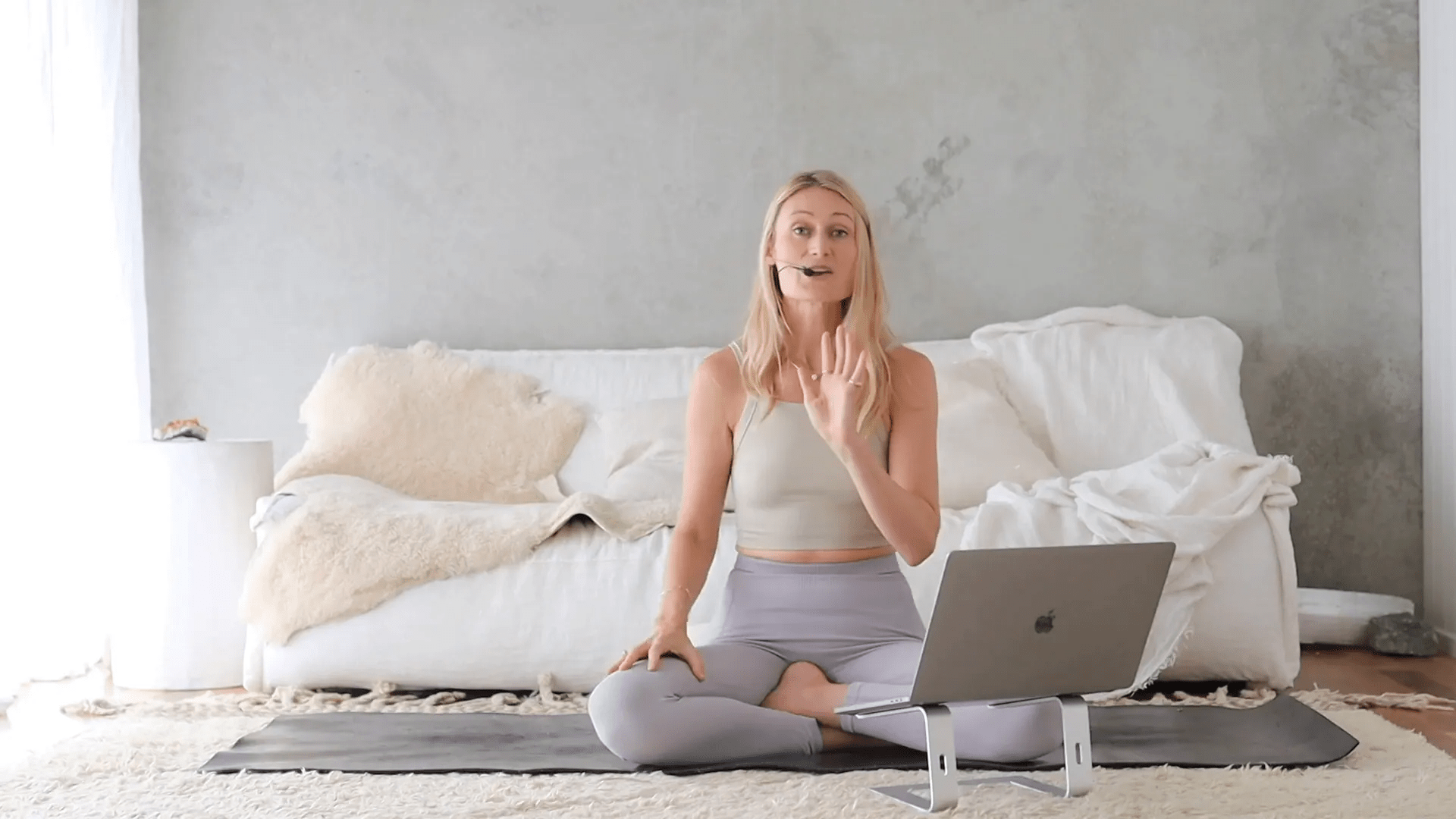 Bir çiftin yavaşça birbirine yaklaşması