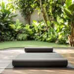 Yoga mat bahçede, doğal ışıkla huzurlu bir ortam.
